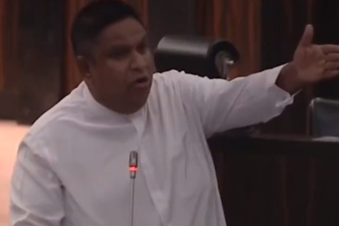 කැරම් බෝඩ් බෙදපු එවුන් අවුරුදු 20ට හිරේ නම් රිලා ඇමති රුපියල් කෝටියක් වතුර යවපු එකට අවුරුදු 40කට හිරේ දාන්න ඕනේ-   චාමර සම්පත් 