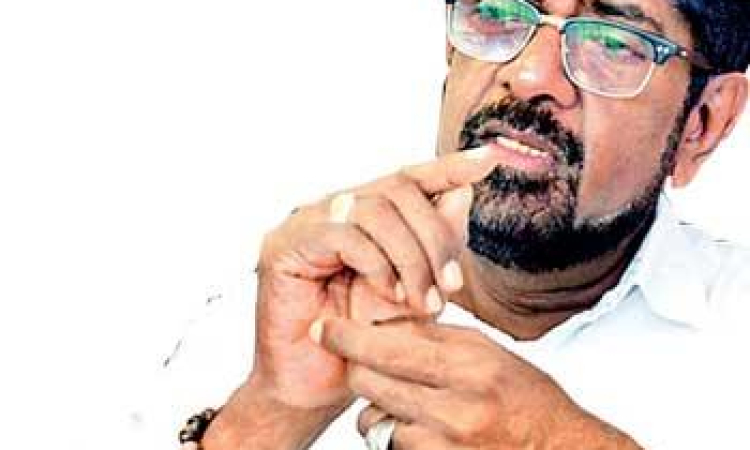 කෙහෙළිය බෙන්ස් රථයෙනුත් මාසෙකට රුපියල් 240,000 ගානේ ගසා කාලා