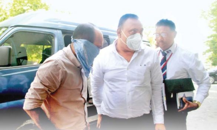 රේගු­වට පිටින් වංච­නි­කව වාහන ලියා­ප­දිංචි කරලා:RMV හිටපු කොම­සා­රිස් ජන­රාල් ඇතුළු 3ක් රිමාන්ඩ්  -පරි­ග­ණක දත්තත් වෙනස් කරලා