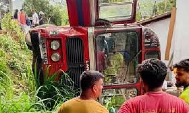  අදත් බස් අනතුරක්:  21ක් තුවාල ලබයි