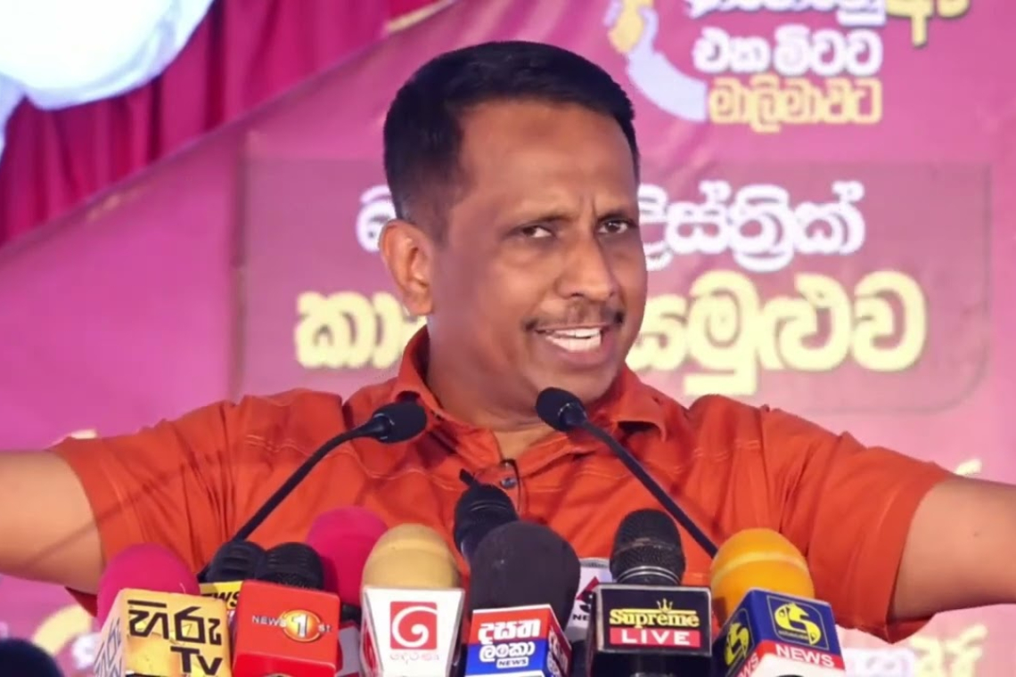 මෙන්න ආණ්ඩුව දැන් කියන කතාව !!! ජනපති අනුරට හිතපු වේගෙට යන්න බෑලූ.. හේතුව රජයේ නිලධාරින් - අමාත්ය සමන්ත විද්යාරත්න