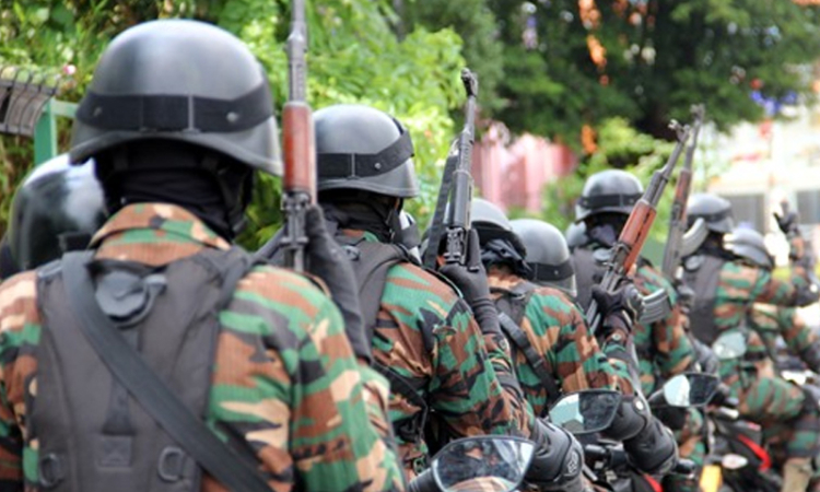 කොස්ගම වෙඩි මන්නා රමේෂ්ගේ ඕඩරයට....  ‘කොටහැර පොඩ්ඩා’ නිවසකට පැන දිවි බේරාගනී