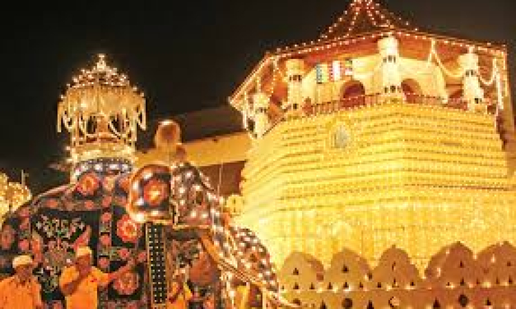 දළදා පෙරහරේ ආසන මඟඩියක්... පෙරහැර බලන්න ආසනයක් ලක්‍ෂයයි.. බිම් කඩක් කෝටියයි…