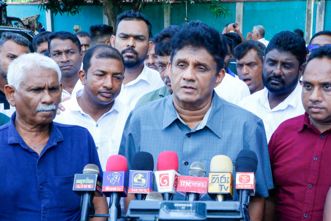 ආණ්ඩුව වමට සිග්නල් දමා දකුණට යමින් රට විනාශ කරනවා - විපක්ෂ නායක සජිත් ප්‍රේමදාස 