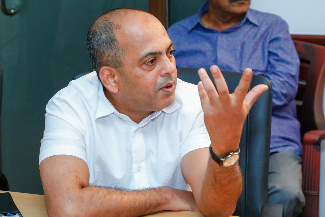 විපක්ෂනායක ධූරය වෙනස් වන බවට රනිල්ගේ පවුලේ පුවත්පතක පළ කොට තිබූ පුවත පට්ටපල් අතේ රෝලක් -මරික්කාර්