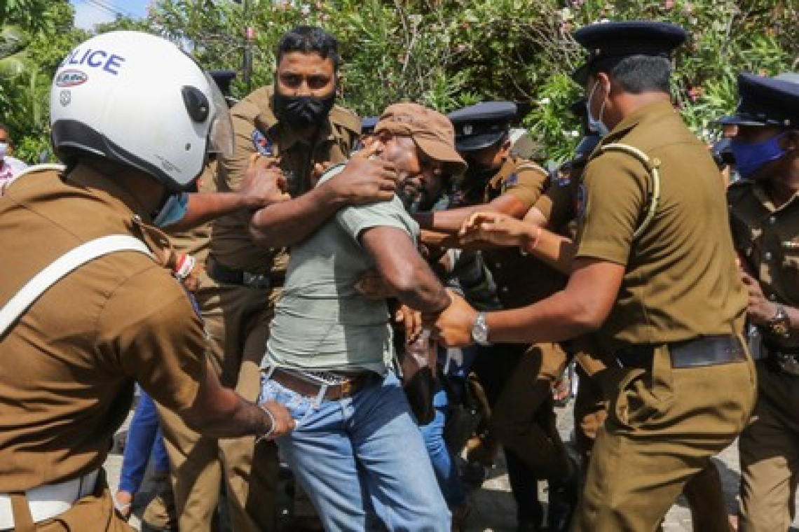 කළුතර යෞවන සමාජ උණුසුම්… කැරලි මර්ධන කැදවයි.. පිරිසක් අත්අඩංගුවට ..