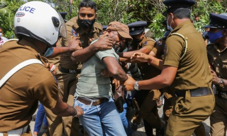 කළුතර යෞවන සමාජ උණුසුම්… කැරලි මර්ධන කැදවයි.. පිරිසක් අත්අඩංගුවට ..