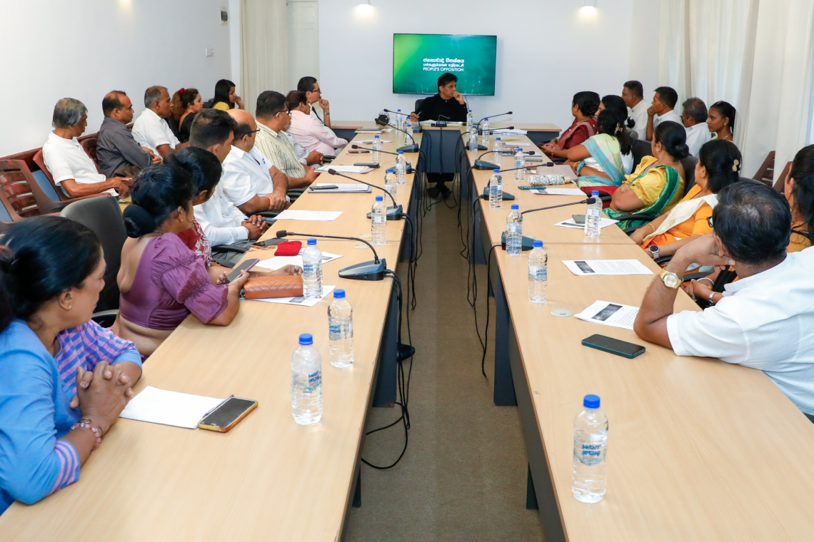ඛේදවාචකයන් ගණනාවක් මැද රටේ අධ්‍යාපනය වෙනුවෙන් සුවිශාල සේවාවක් ඉටු කළ අභ්‍යාසලාභී ගුරු සංවර්ධන උපාධිධාරින් අද මහපාරට ඇද දමලා - විපක්ෂ නායක සජිත් ප්‍රේමදාස 