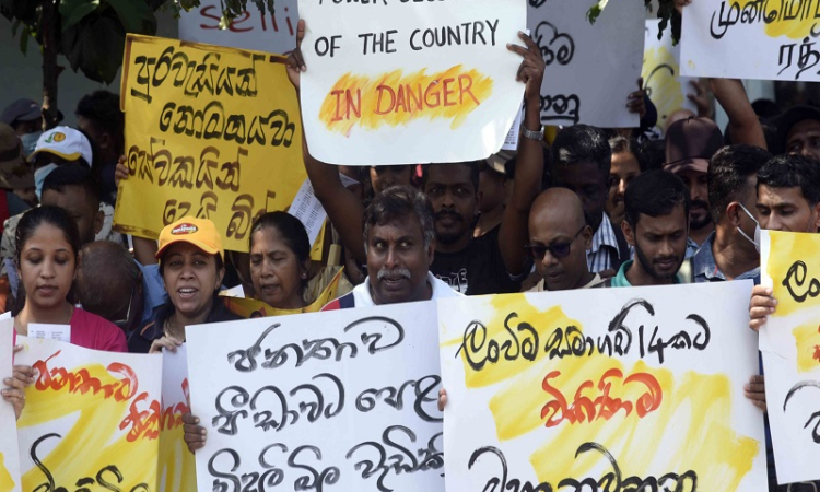 ලංවිම සේවකයෝ අදත් ලෙඩ නිවාඩු-විසඳුමක් නොලැබුණොත් දීපව්‍යාප්ත වර්ජනයකට