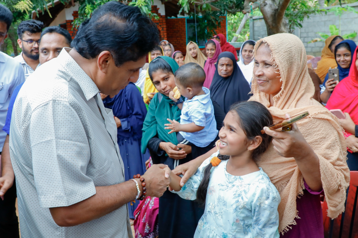 රජ පුටුවල සැප ගන්න හිටපු වෘත්තීය සමිති නායකයෝ අද රාජ්‍ය සේවකයා අමතක කර ආණ්ඩුව වෙනුවෙන් මරන්නත් මැරෙන්නත් සූදානම් ලු--සජිත් ප්‍රේමදාස 