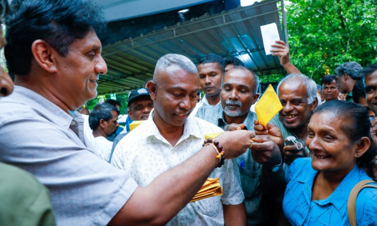 අද වන විට ජන ජීවිත කඩා වැටිලා-සජිත්