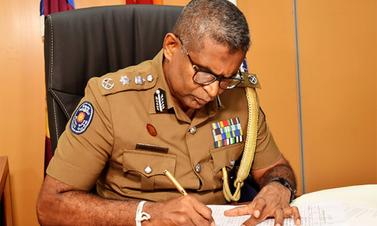 පොලිස්පති පාර්ලිමේන්තුව හමුවට කැඳවන්න විපක්ෂය කථානායකවරයාට දන්වයි  