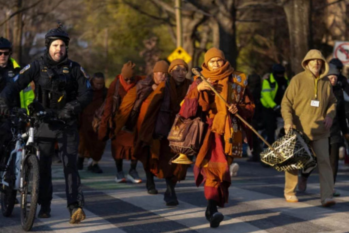 සාම පාගමනේ හිමි වරු ආලෝකා ද සමඟ වොෂින්ටන් DC ගමනාන්තයට