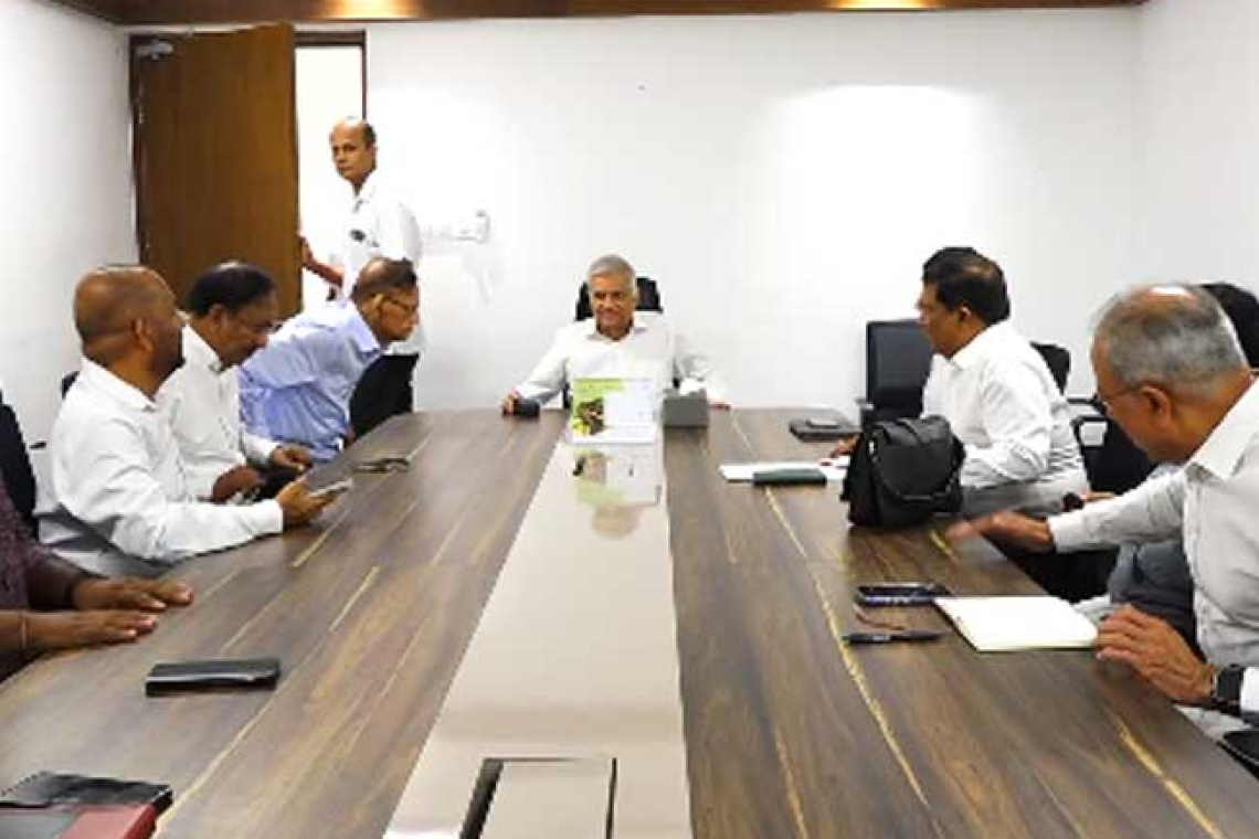 විපක්ෂයේ කණ්ඩායම් හදිසියේම රනිල් හමුවෙයි