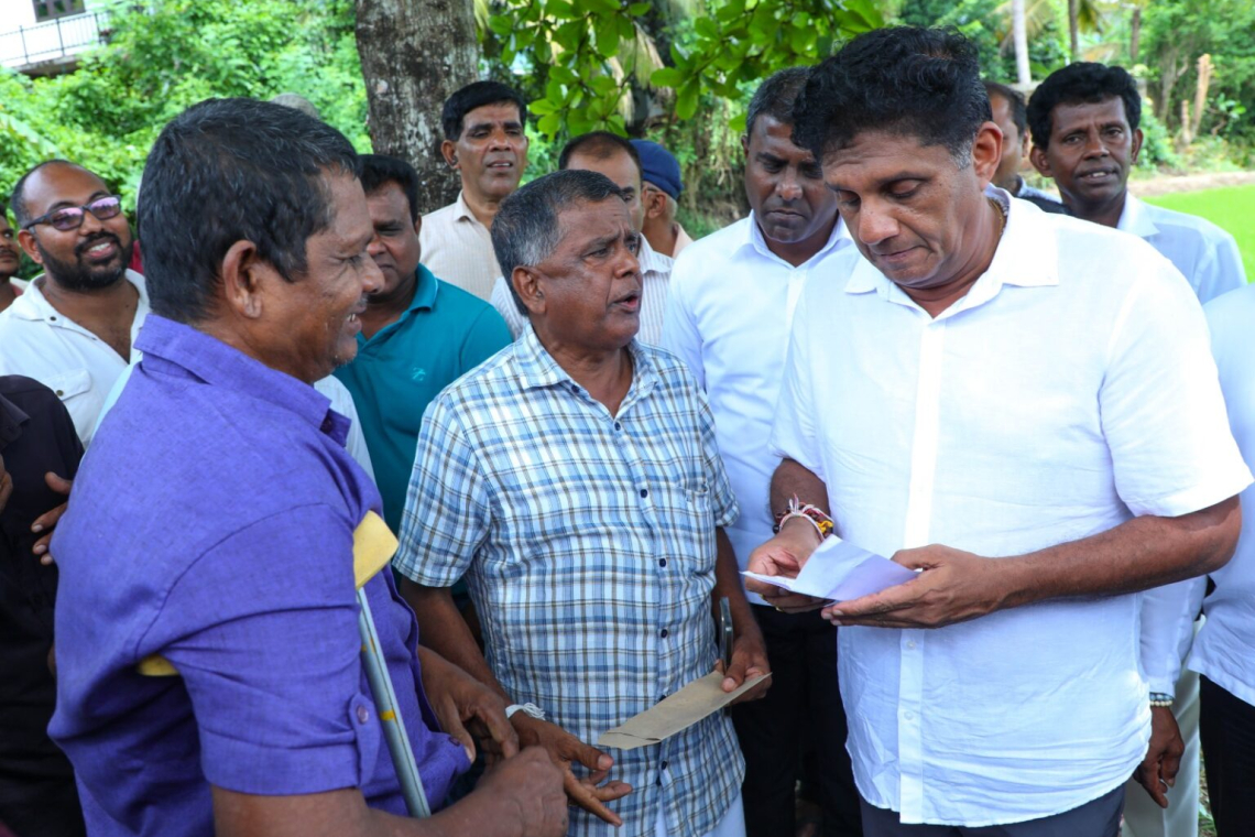 ගොවියො සජිත්ට දුක කියයි! සජිත් ගොවියන්ගේ දුකට ඇහුම්කන් දෙයි