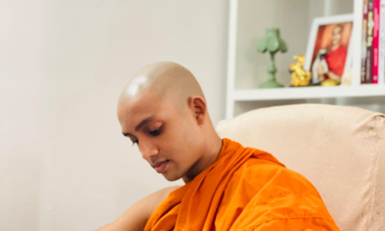 කොළඹ මාලිගාකන්ද විද්යොදය පිරිවෙනෙහි අධ්යාපනය හදාරන මාරපන සිරි සුජාතවංස පොඩි හාමුදුරුවන් වහන්සේ අධිශීල සංඛ්යාත උපසම්පදා ශීලයෙහි පිහිටුවීමේ ශාසනික පුණ්ය මහෝත්සවය මෙම මස 11 වන දින